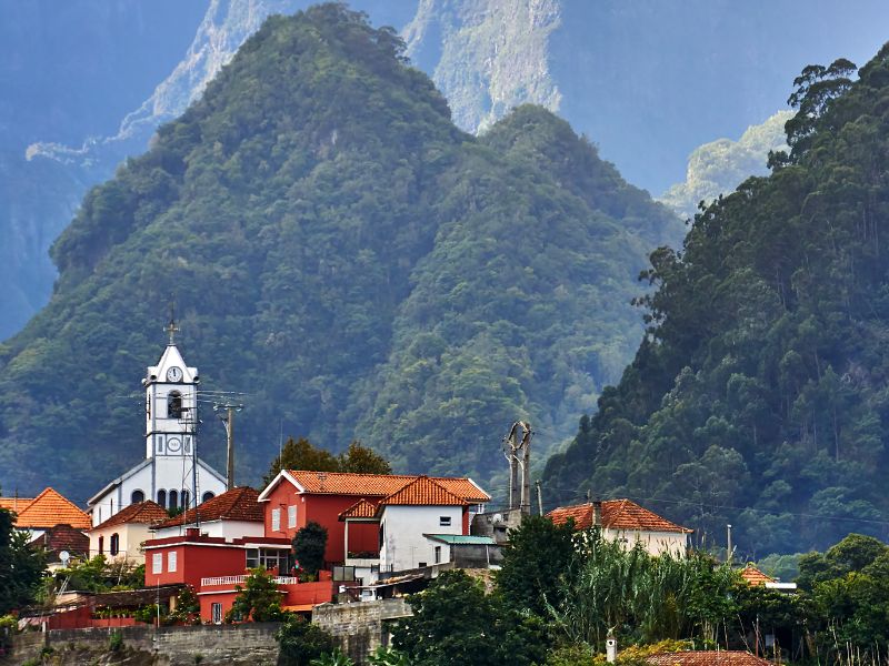 <p>chiesa, montagna</p>